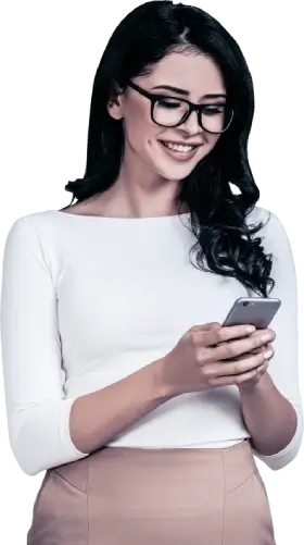 Uma mulher sorrindo olhando para o celular