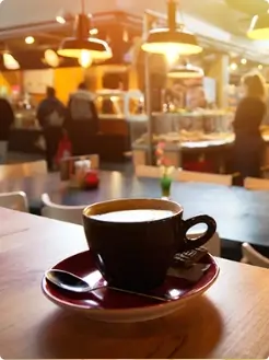 Xícara de café numa cafeteria